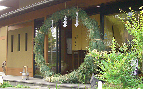 夏越し祓いの茅の輪くぐり